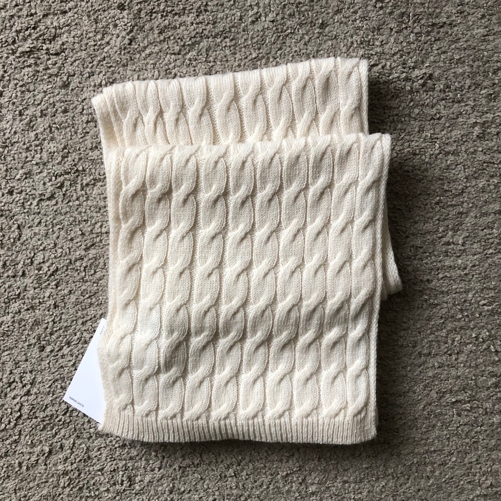 H&M - Scarve.NWT.